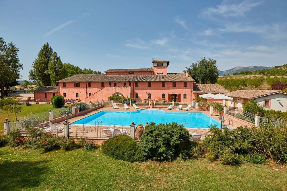 Casale a Spoleto con piscina, terrazza e giardino