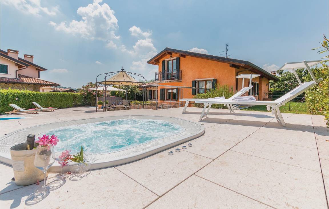 450 M² House ∙ 7 Bedrooms ∙ 16 Guests - Verona