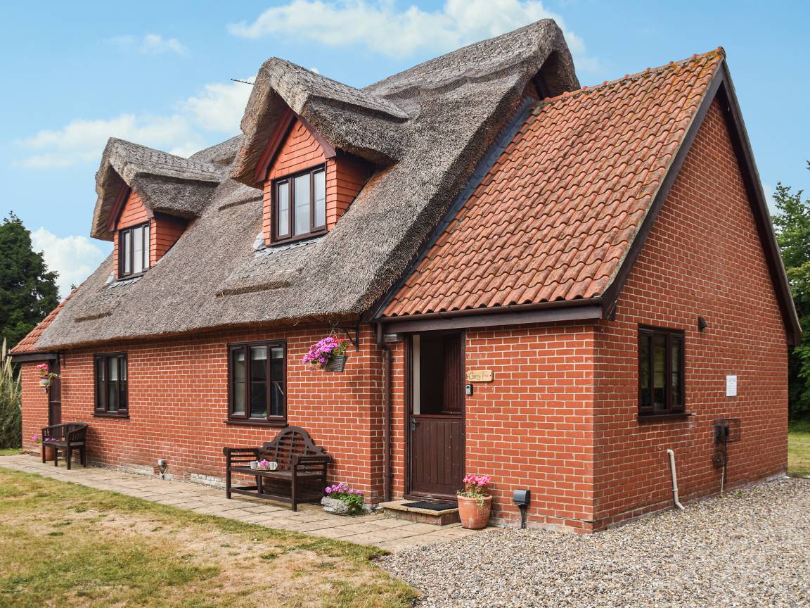 Cottage ∙ 2 Bedrooms ∙ 4 Guests - Horning