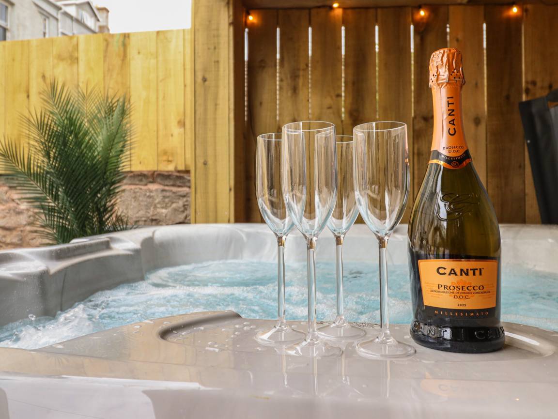 Cottage ∙ 10 Bedrooms ∙ 20 Guests - Rhos on Sea