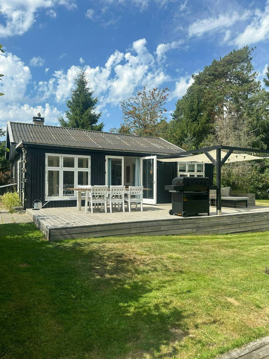 Sommerhus med orangeri og frodig have på Falster