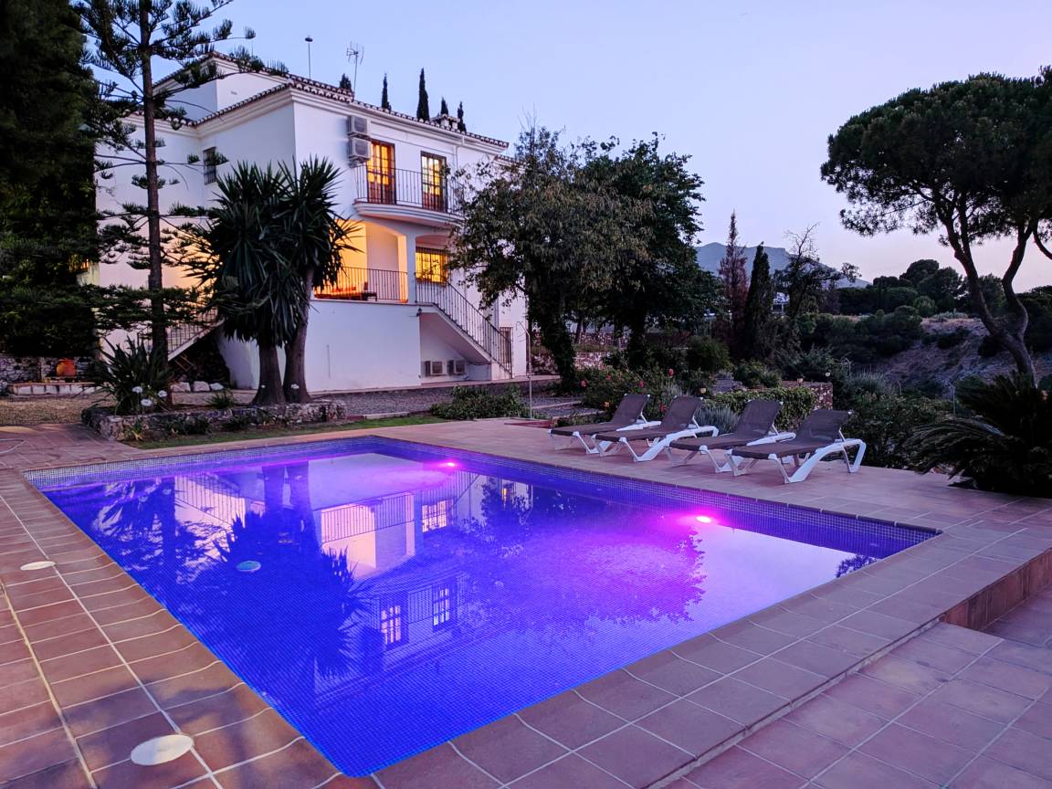 285 M² Villa ∙ 4 Bedrooms ∙ 8 Guests - Benalmádena