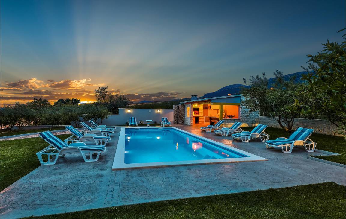 191 M² House ∙ 4 Bedrooms ∙ 10 Guests - Split