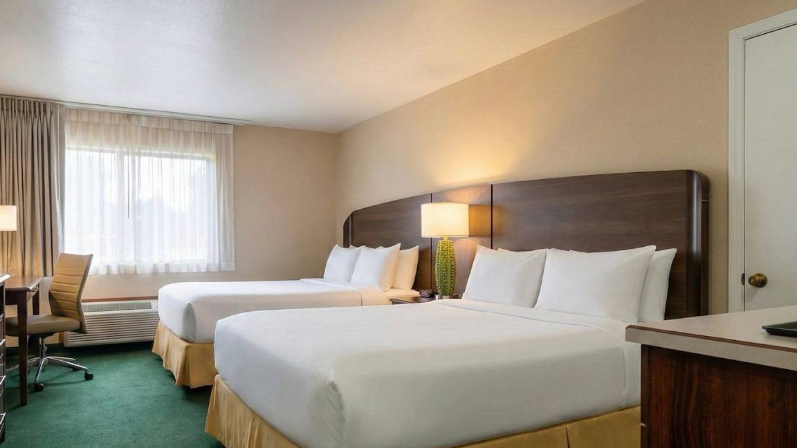 Hotel ∙ 1 Habitación ∙ 4 Huéspedes - Medford, OR