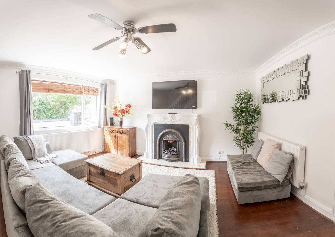 111 M² House ∙ 4 Bedrooms ∙ 10 Guests - Basildon
