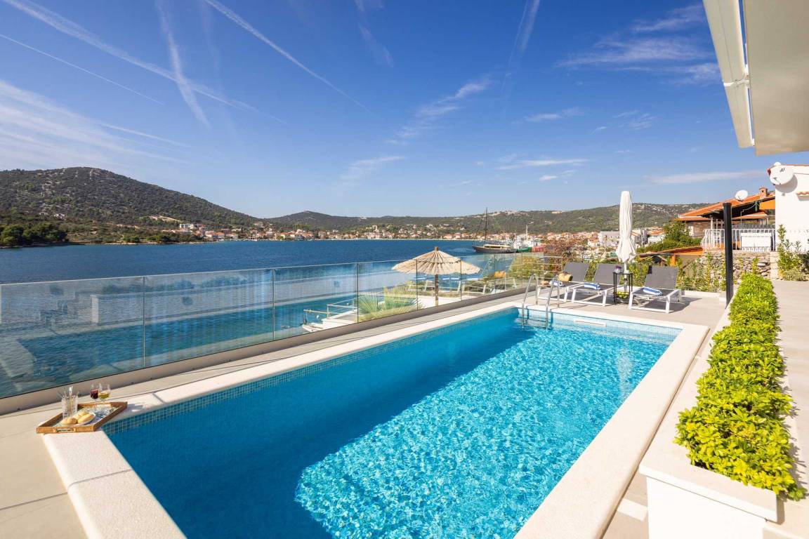 300 M² Villa ∙ 4 Schlafzimmer ∙ 9 Gäste - Sevid