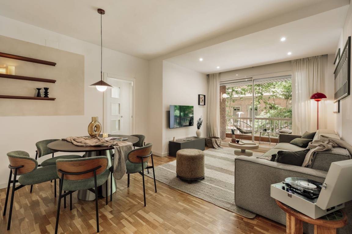 98 M² Appartement ∙ 4 Slaapkamers ∙ 8 Gasten - Barcelona