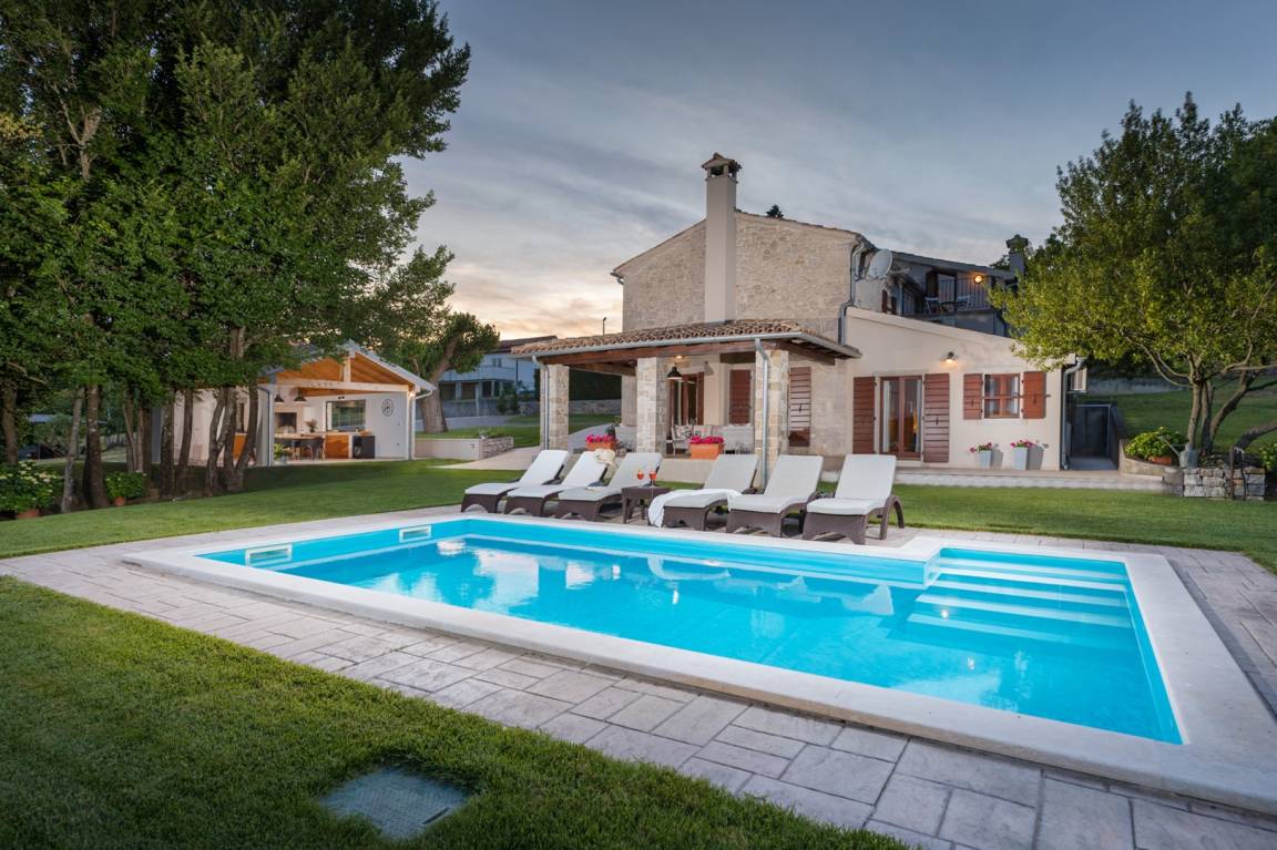200 M² Villa ∙ 3 Bedrooms ∙ 8 Guests - Motovun