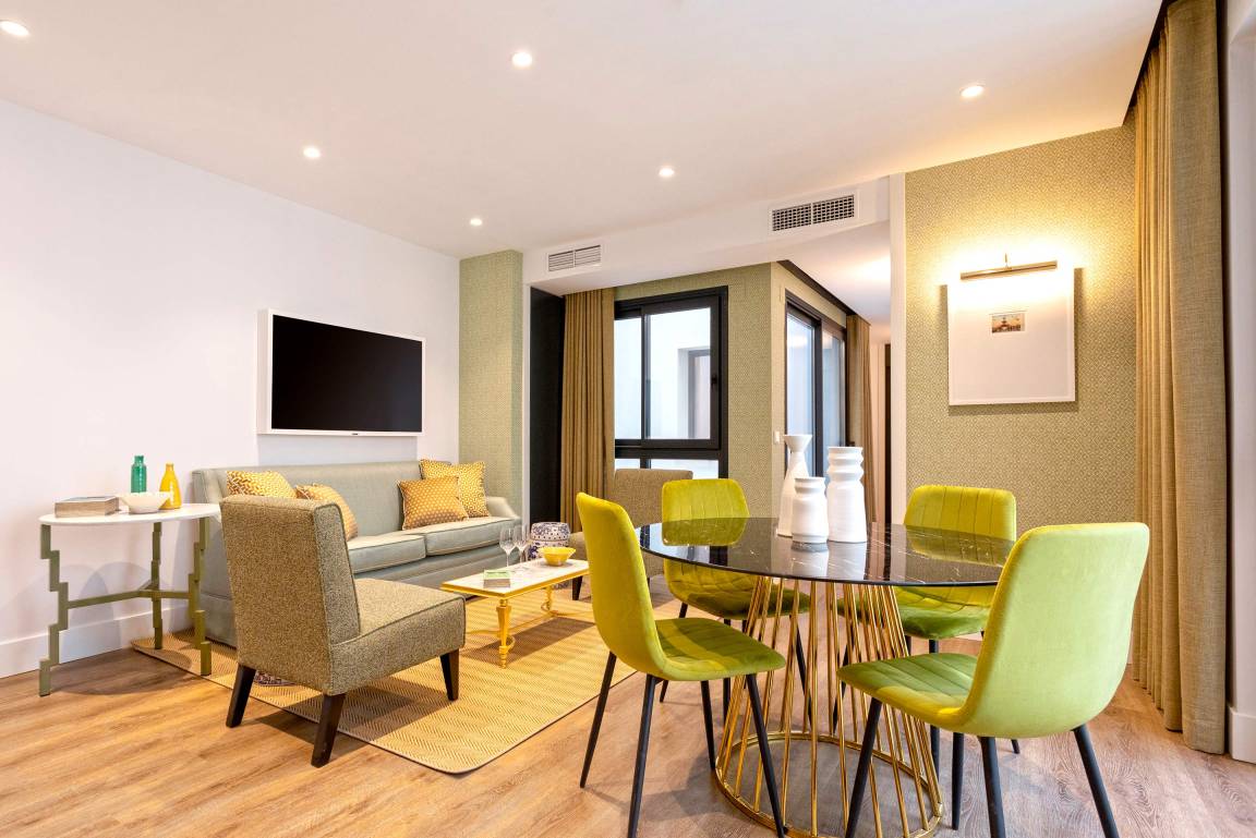 60 M² Huoneisto ∙ 2 Makuuhuonetta ∙ 4 Vierasta - Sevilla