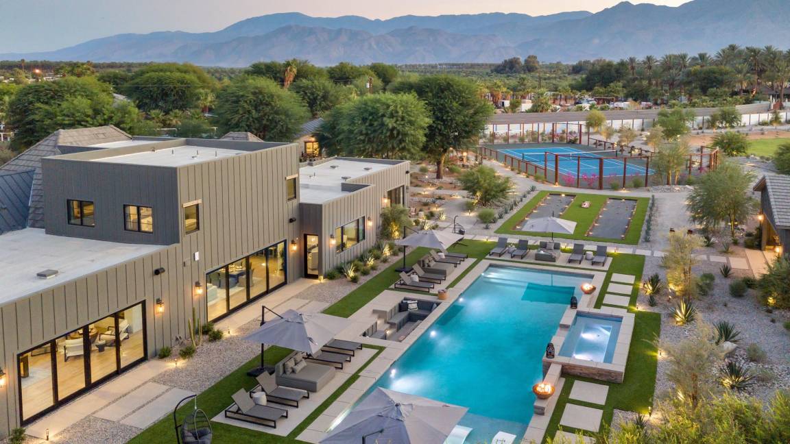 532 M² Villa ∙ 8 Bedrooms ∙ 18 Guests - Coachella, CA