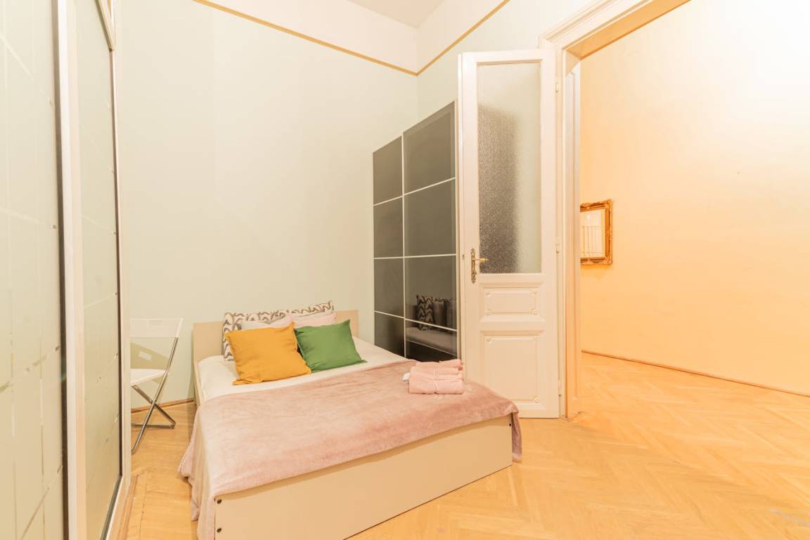 100 M² Private Room ∙ 1 Bedroom ∙ 1 Guest - Budapest
