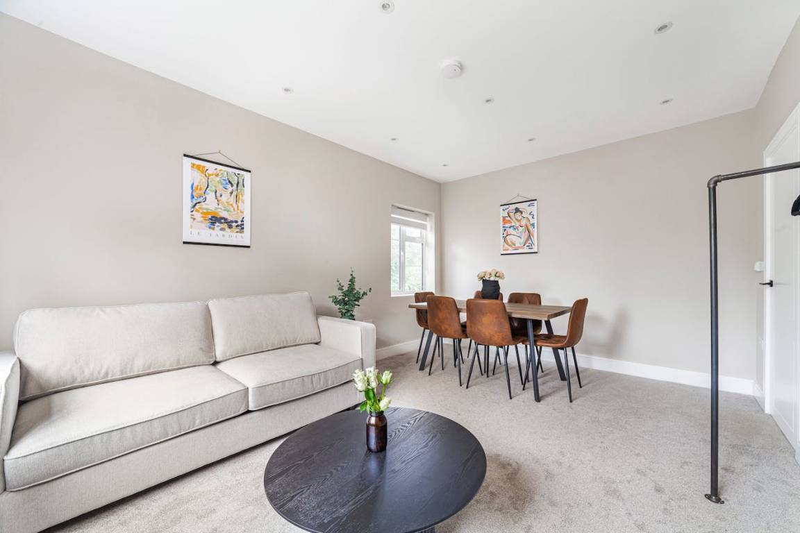 80 M² Apartment ∙ 2 Bedrooms ∙ 6 Guests - Harrow