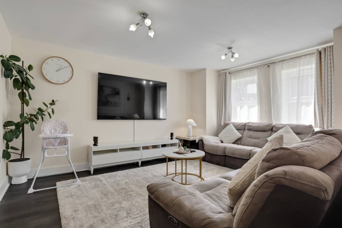 150 M² House ∙ 4 Bedrooms ∙ 10 Guests - Redhill