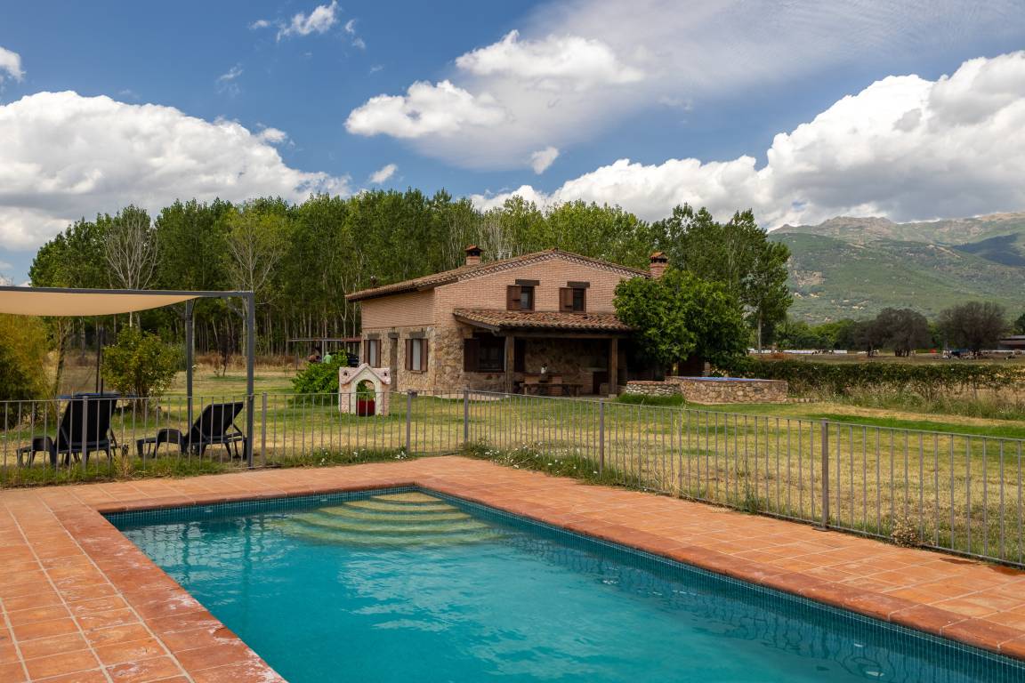150 M² Casa ∙ 4 Habitaciones ∙ 12 Huéspedes - Mijares