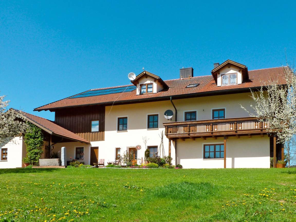 90 M² Ferienwohnung ∙ 1 Schlafzimmer ∙ 5 Gäste - Deggendorf