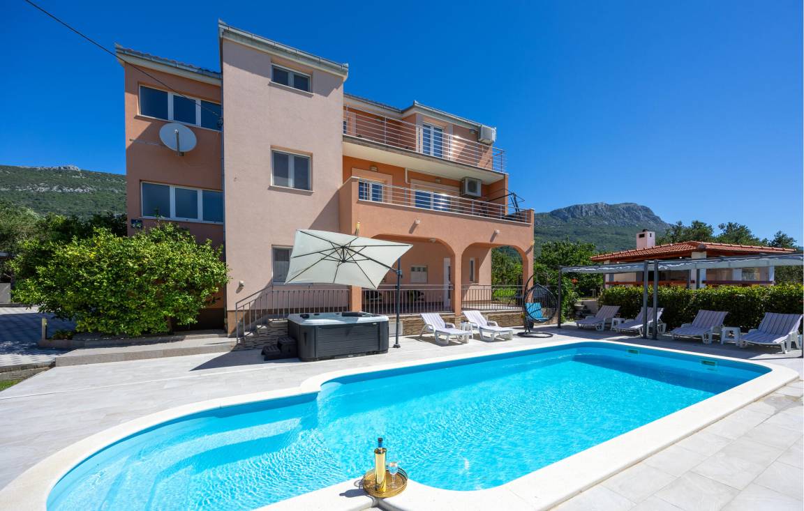 279 M² Casa ∙ 6 Habitaciones ∙ 12 Huéspedes - Split