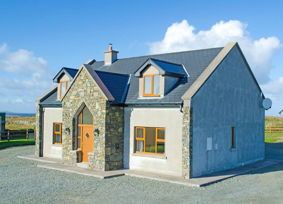 120 M² House ∙ 4 Bedrooms ∙ 10 Guests - Clifden