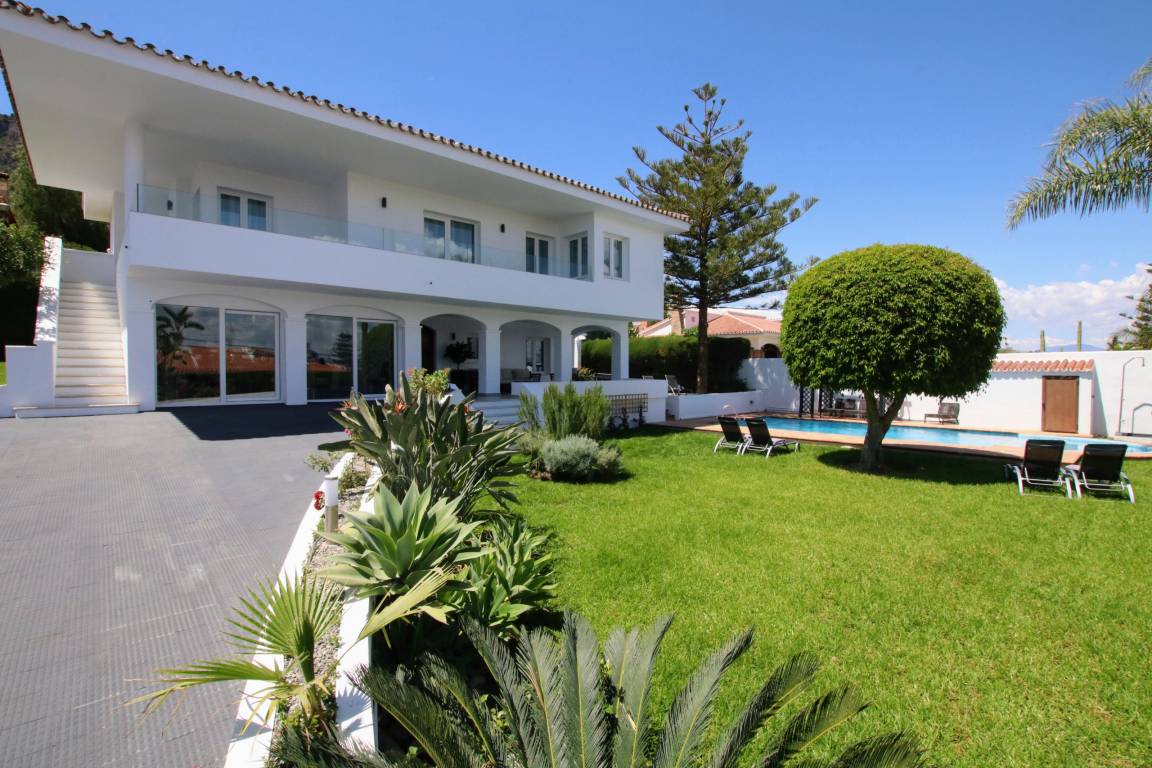 300 M² Villa ∙ 7 Habitaciones ∙ 15 Huéspedes - Torremolinos