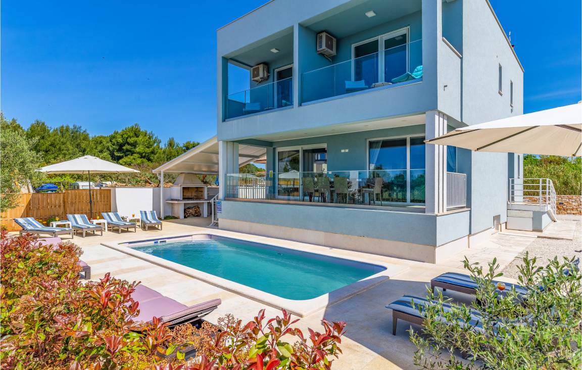 237 M² House ∙ 4 Bedrooms ∙ 8 Guests - Pula