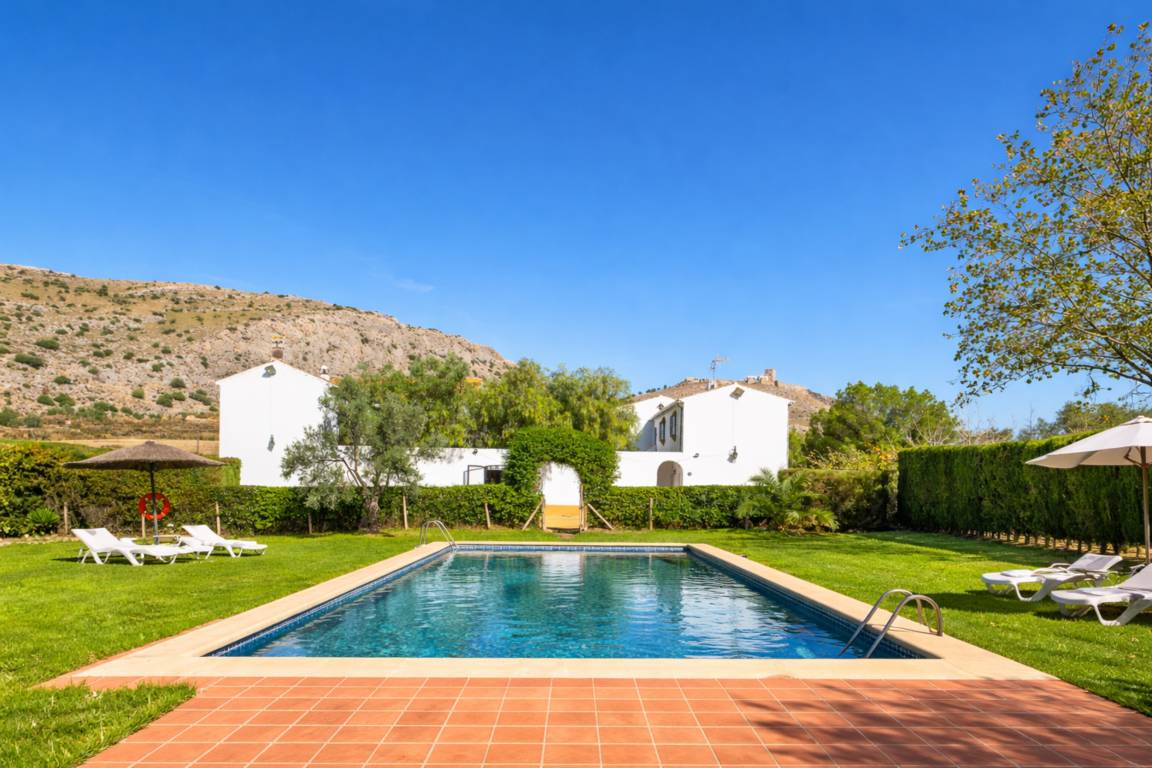 1200 M² Casa Rural ∙ 10 Habitaciones ∙ 21 Huéspedes - Campillos