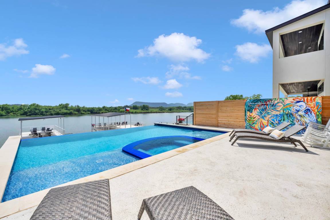 Apartment ∙ 5 Bedrooms ∙ 22 Guests - Kingsland, TX
