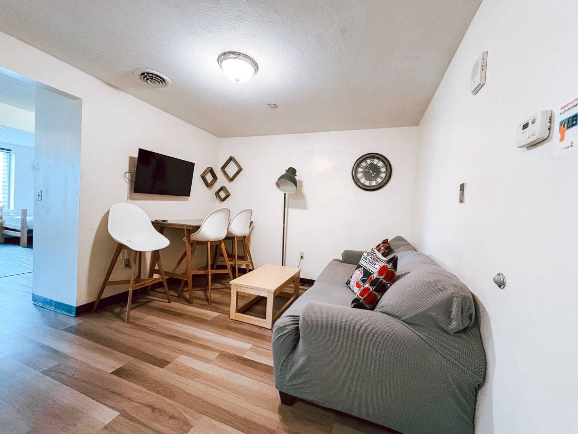 Apartment ∙ 2 Bedrooms ∙ 6 Guests - PPG Paints Arena