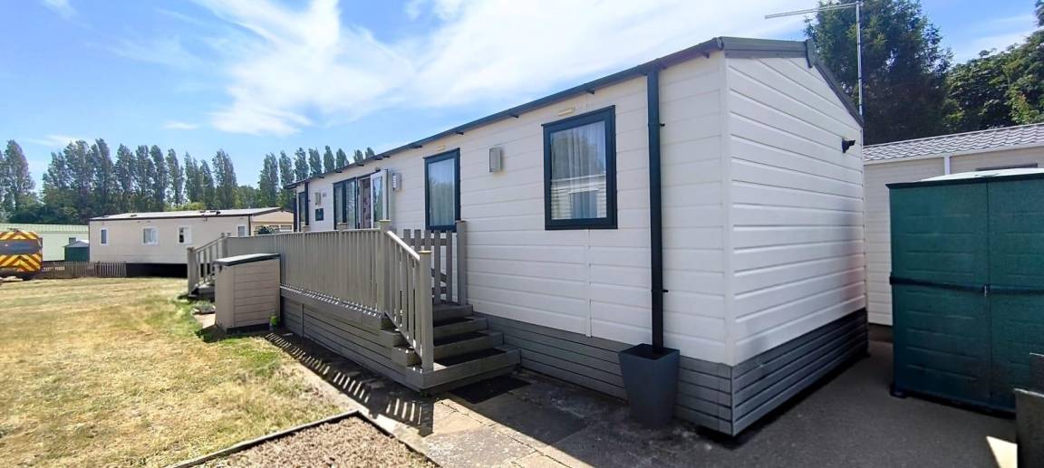 85 M² Cabin ∙ 2 Bedrooms ∙ 6 Guests - Northampton