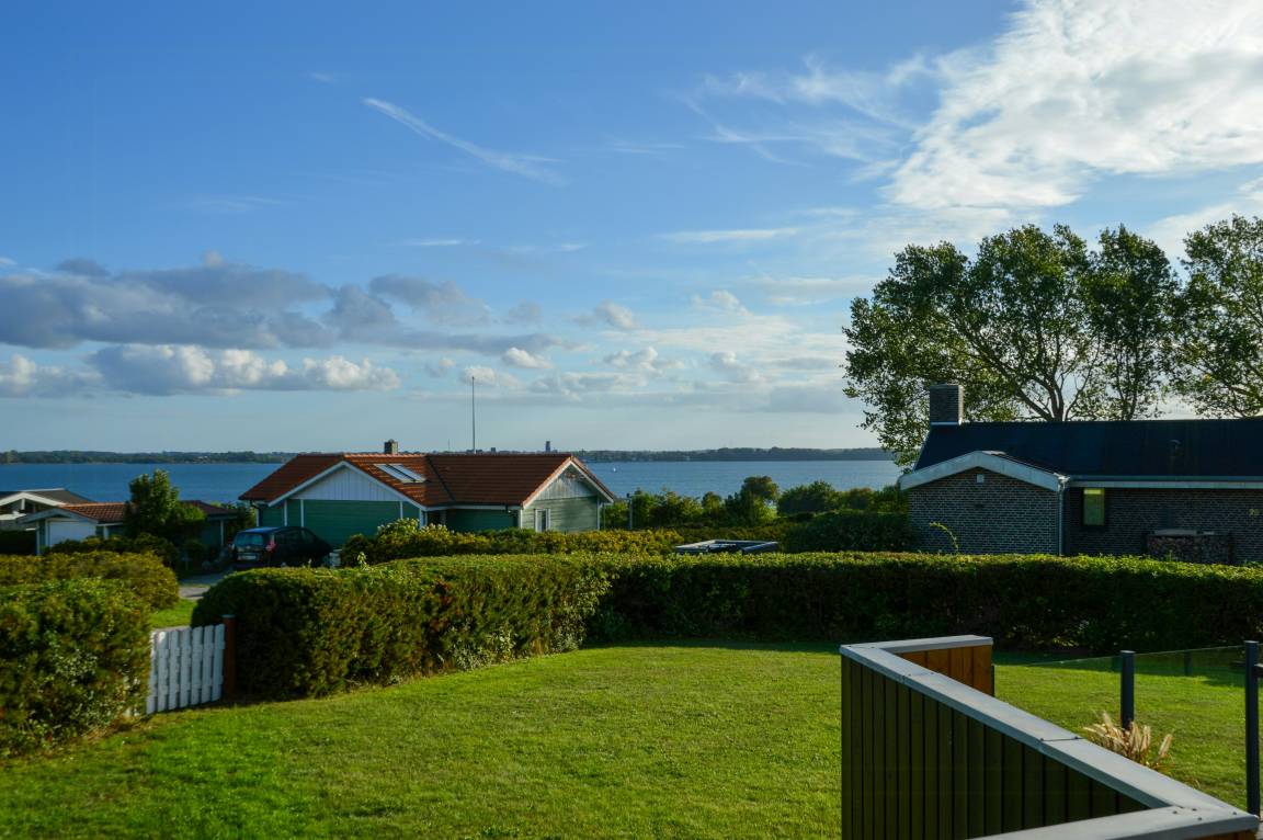 Sommerhus med udsigt til vandet ved Grønsund