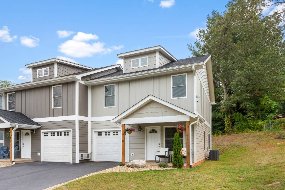 140 M² House ∙ 6 Bedrooms ∙ 16 Guests - Asheville, NC