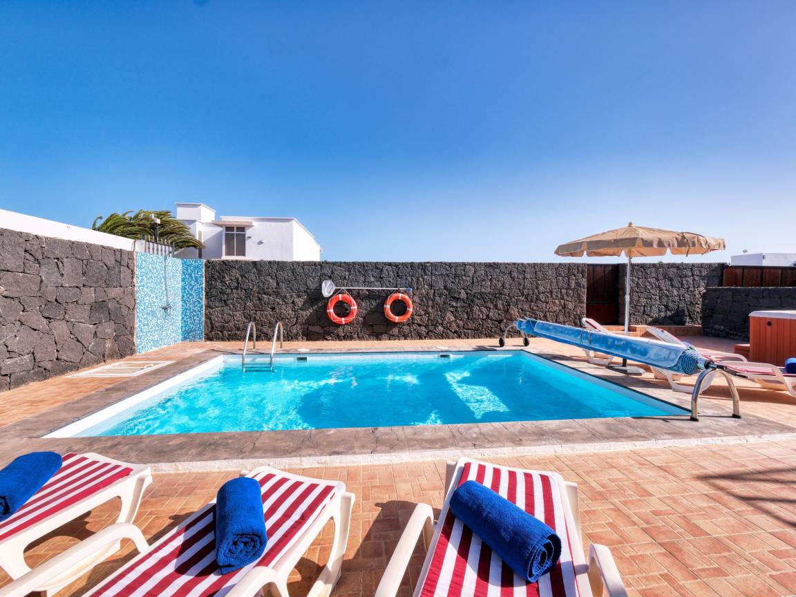 150 M² Villa ∙ 4 Bedrooms ∙ 8 Guests - Lanzarote