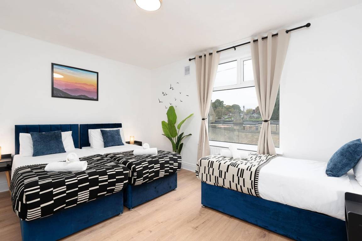 Apartment ∙ 4 Bedrooms ∙ 9 Guests - Chesterfield