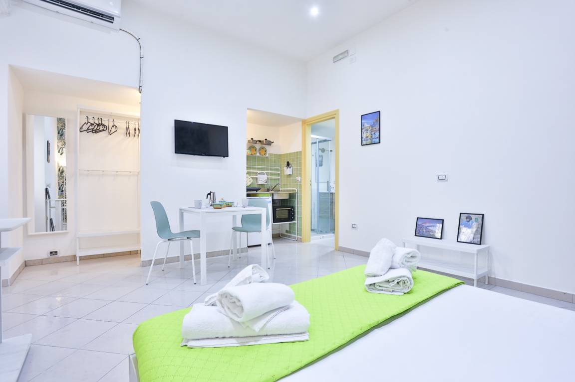 GuestHost - Track Station Studio Apartment - with Netflix