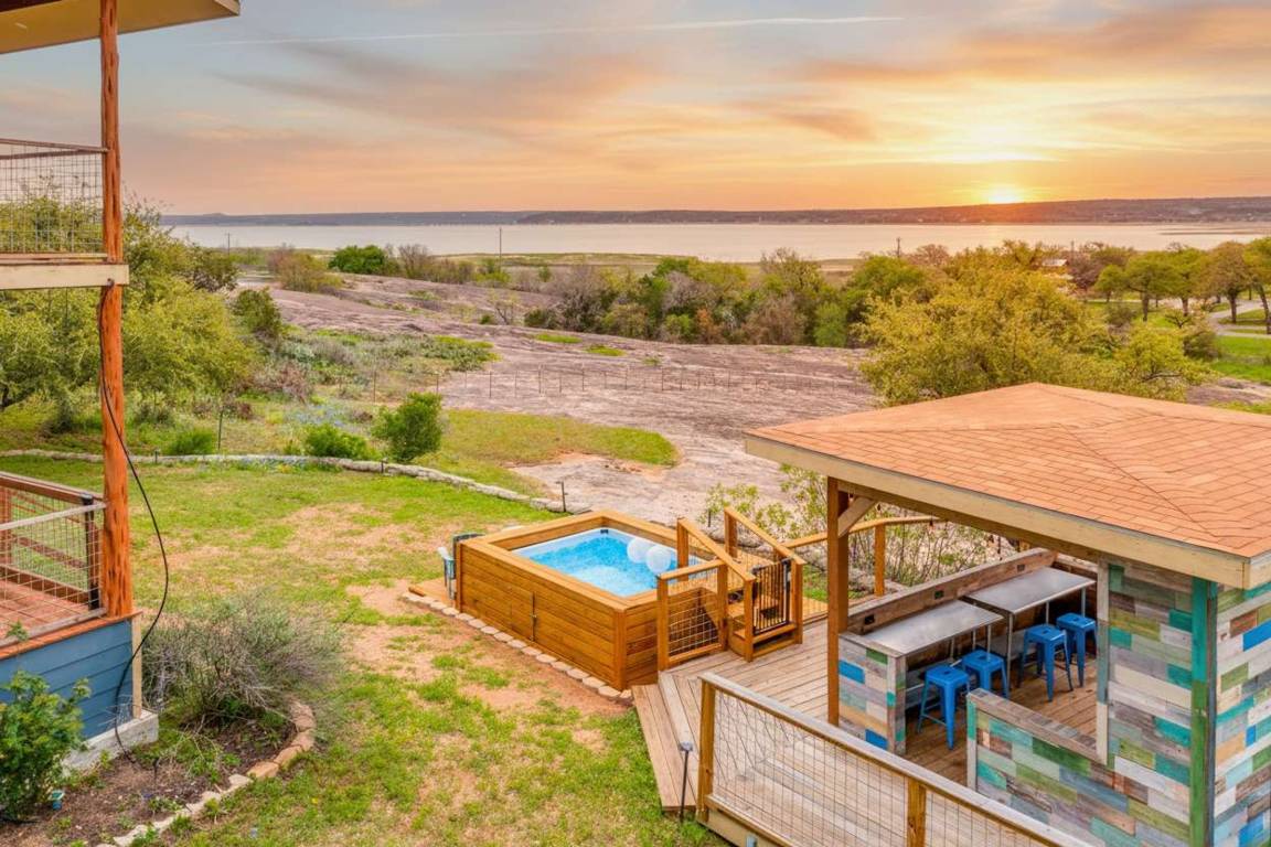 Apartment ∙ 6 Bedrooms ∙ 16 Guests - Lake Buchanan, TX