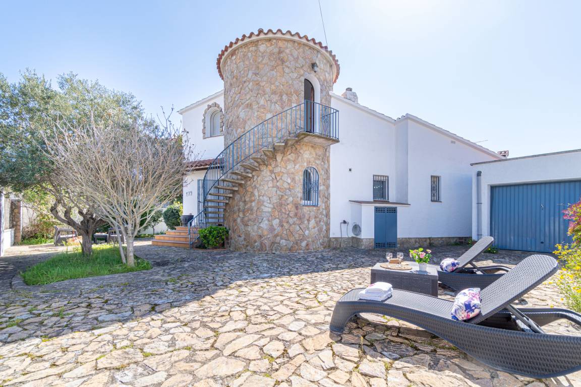 100 M² Villa ∙ 3 Bedrooms ∙ 7 Guests - El Port de la Selva