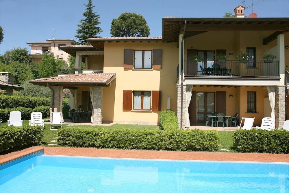 Appartamento a Moniga Del Garda con giardino, piscina e terrazza