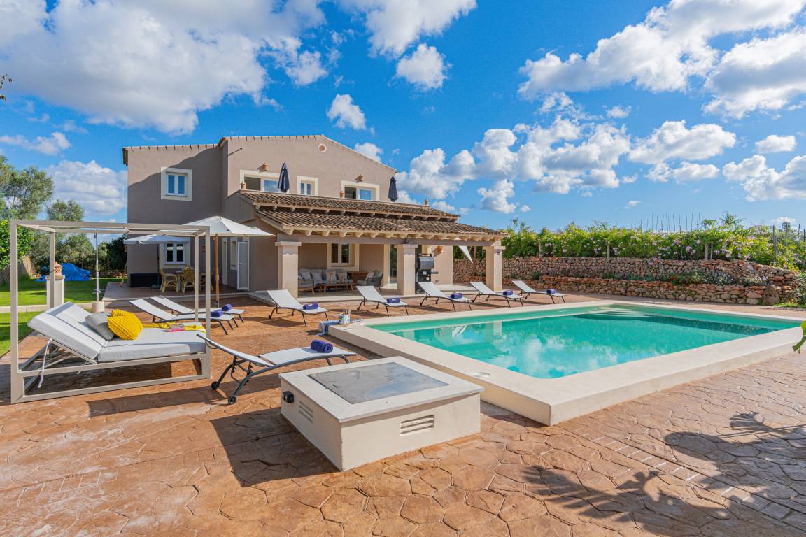 Hauptansicht vom Вилла: Villa Sarabo By home villas 360