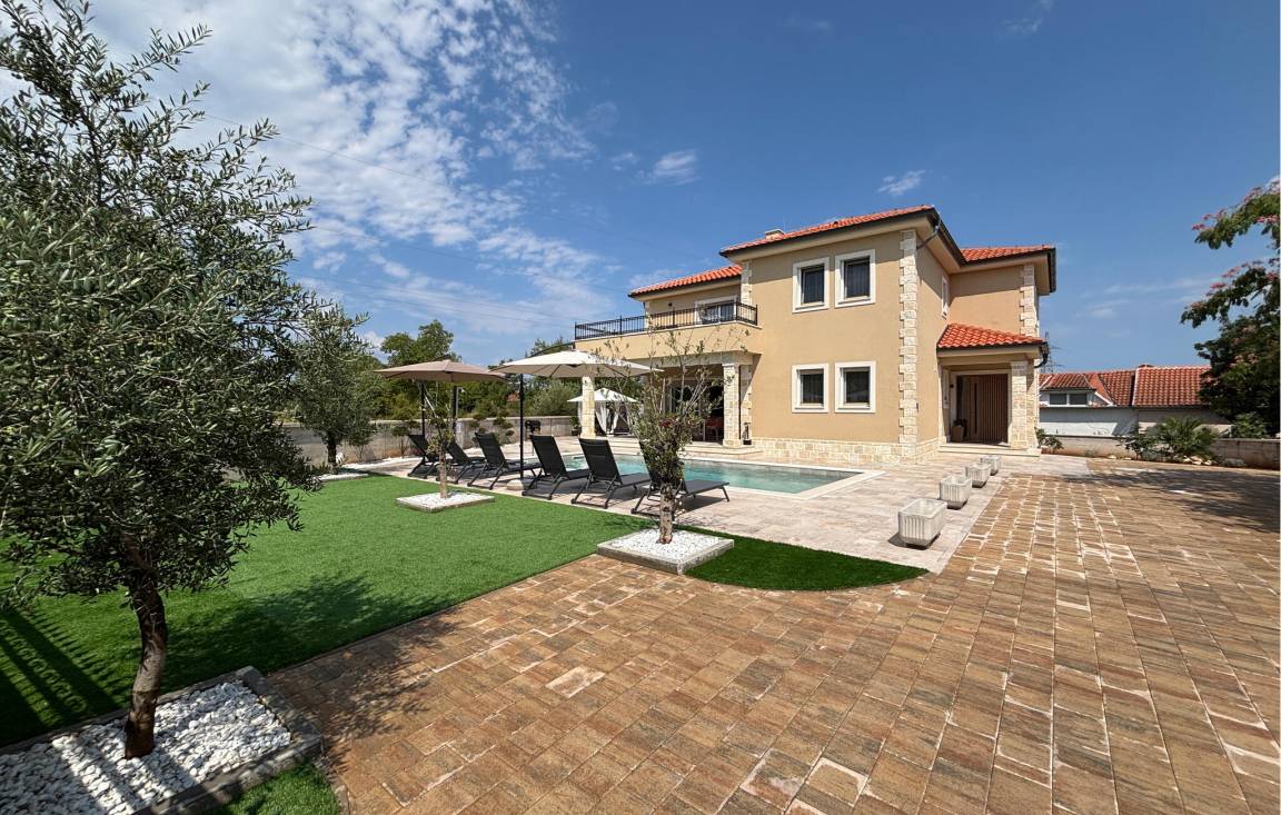 244 M² Talo ∙ 4 Makuuhuonetta ∙ 8 Vierasta - Krk