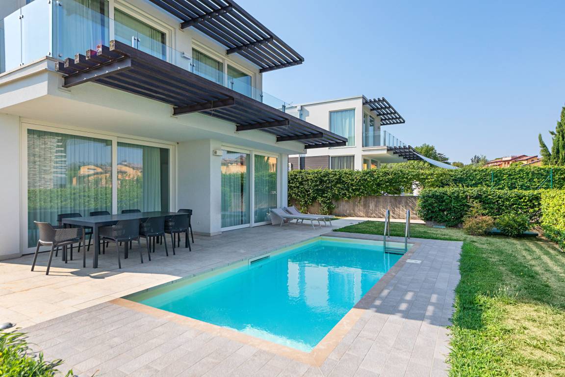 150 M² Villa ∙ 3 Bedrooms ∙ 8 Guests - Sirmione