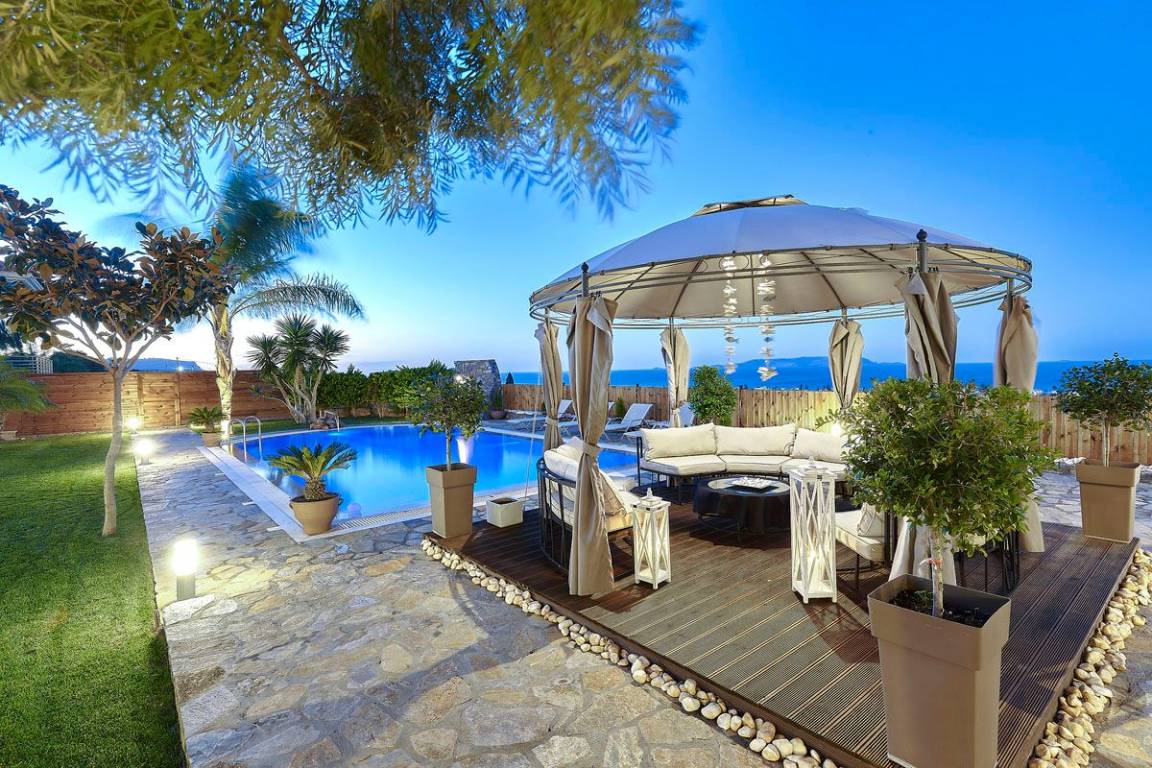 330 M² Farmhouse ∙ 6 Bedrooms ∙ 16 Guests - Greece