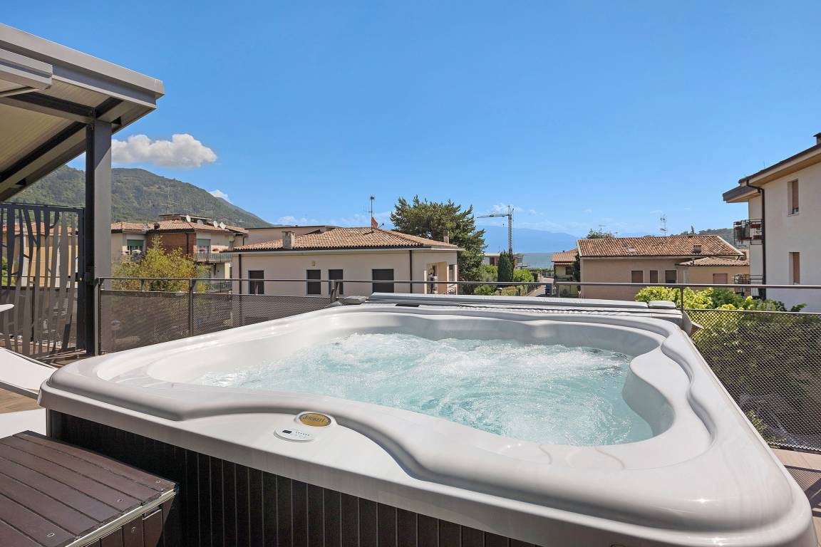 90 M² Apartment ∙ 2 Bedrooms ∙ 8 Guests - Salò