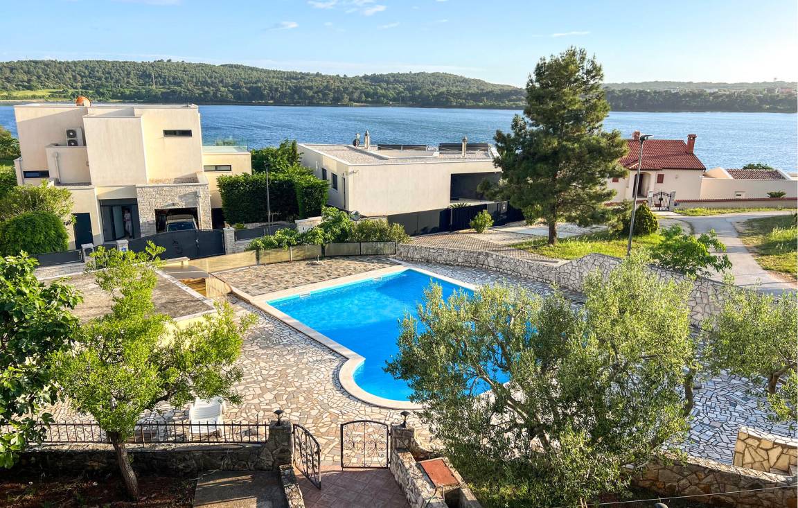 261 M² Ferienhaus ∙ 8 Schlafzimmer ∙ 15 Gäste - Premantura