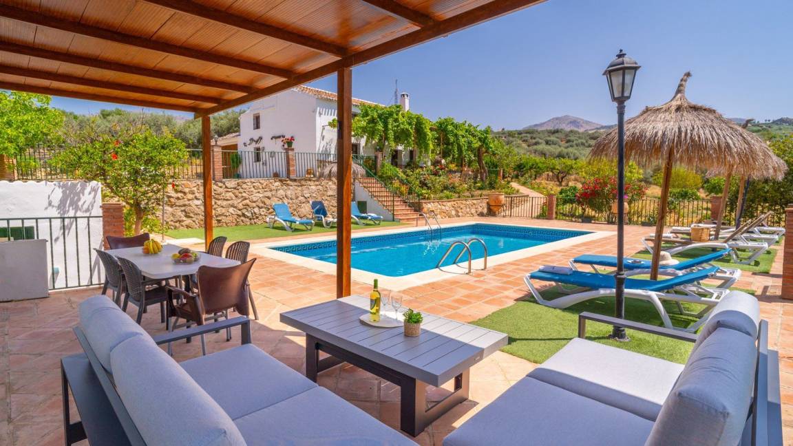 250 M² House ∙ 6 Bedrooms ∙ 12 Guests - Alcaucín