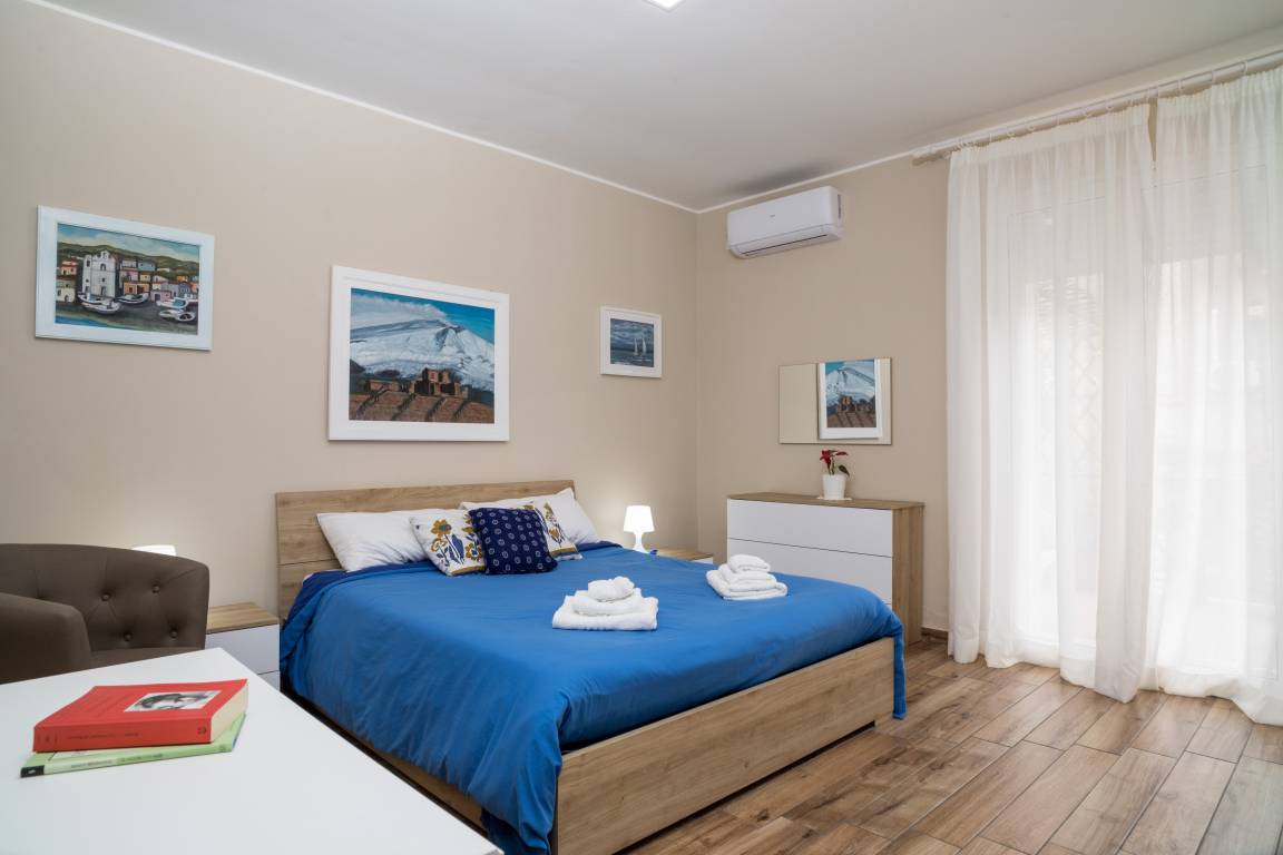 110 M² Apartment ∙ 3 Bedrooms ∙ 8 Guests - Catania