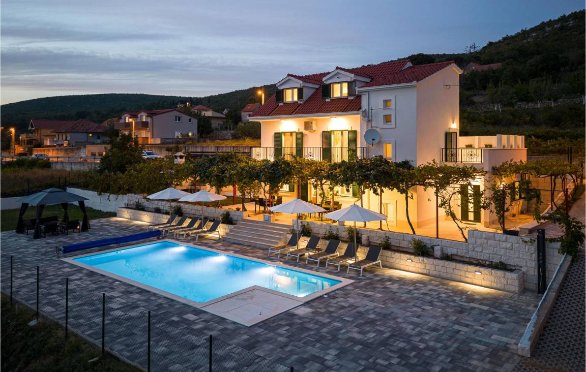200 M² Maison De Vacances ∙ 4 Chambres ∙ 10 Personnes - Sinj