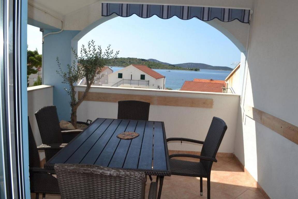 60 M² Apartment ∙ 2 Bedrooms ∙ 6 Guests - Pirovac