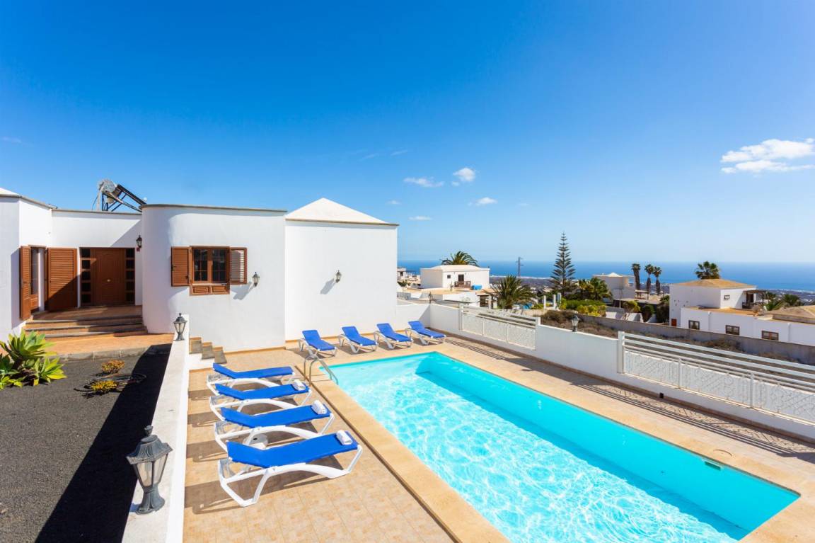 215 M² Villa ∙ 4 Schlafzimmer ∙ 8 Gäste - Puerto del Carmen