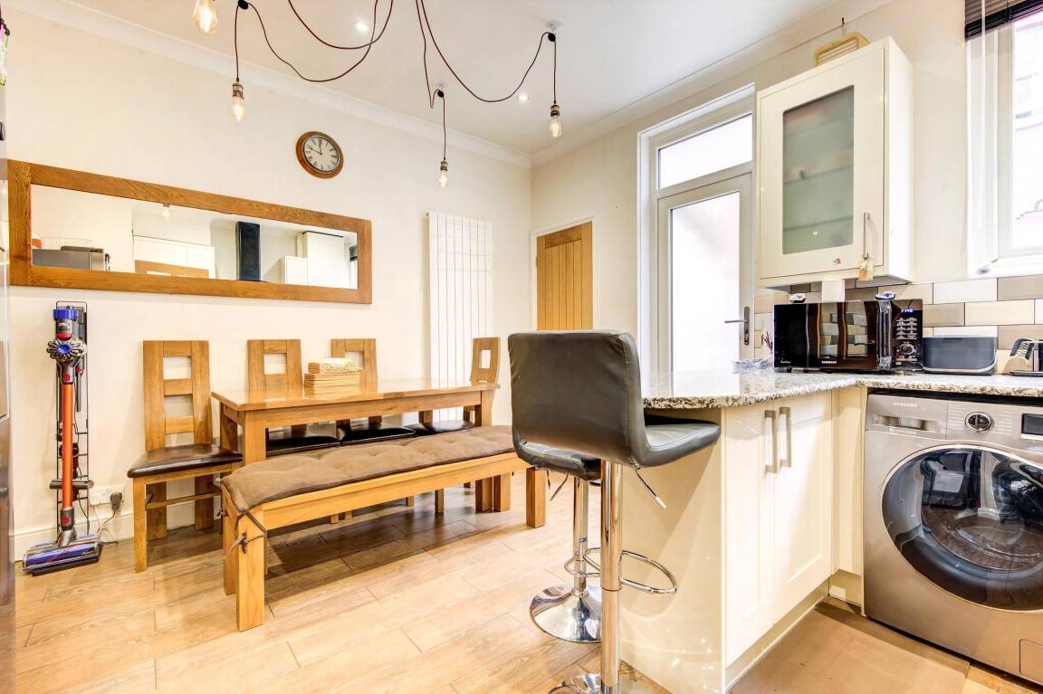 100 M² House ∙ 3 Bedrooms ∙ 5 Guests - Brentford