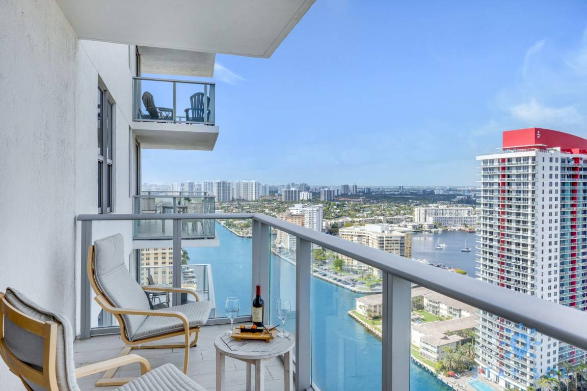 Apartment ∙ 3 Bedrooms ∙ 8 Guests - Hollywood, FL