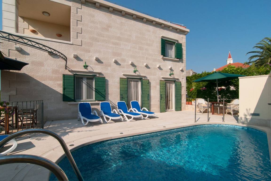 140 M² Villa ∙ 4 Bedrooms ∙ 10 Guests - Brač