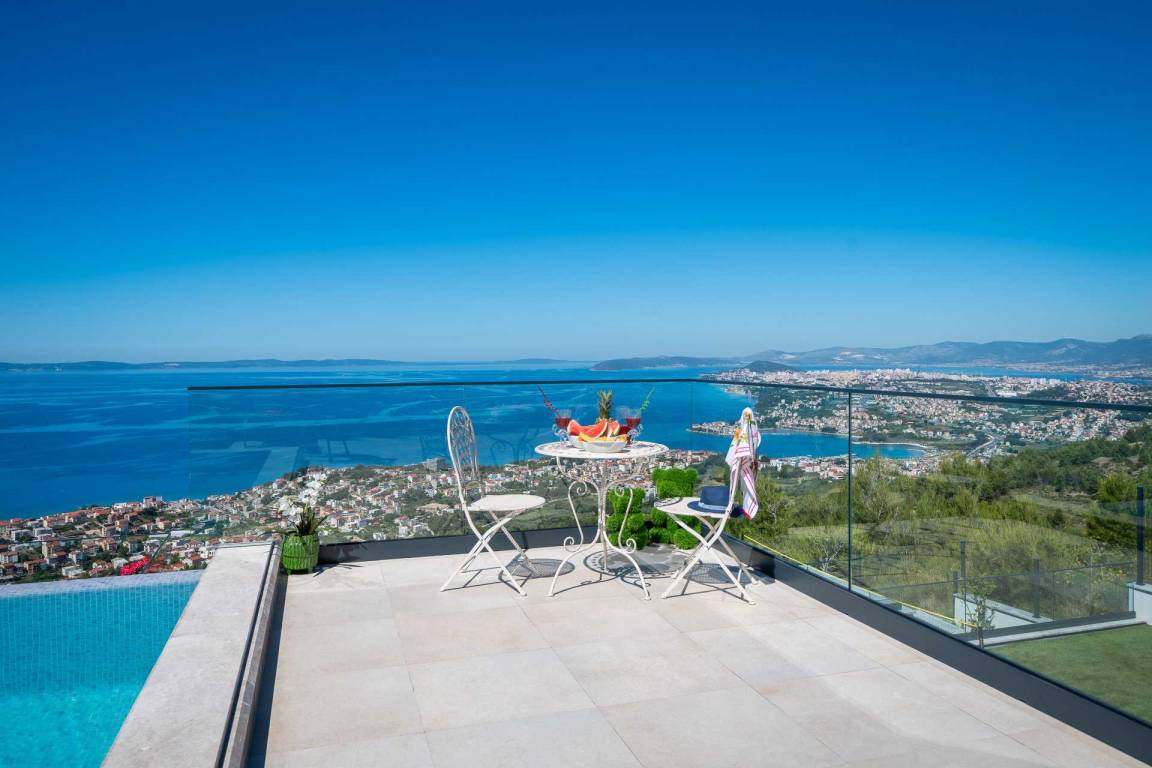 350 M² Villa ∙ 4 Bedrooms ∙ 10 Guests - Podstrana